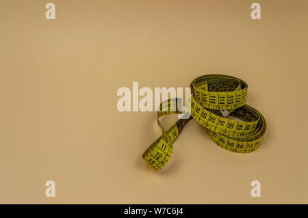 ruban centimètre sur fond jaune gros plan Banque D'Images