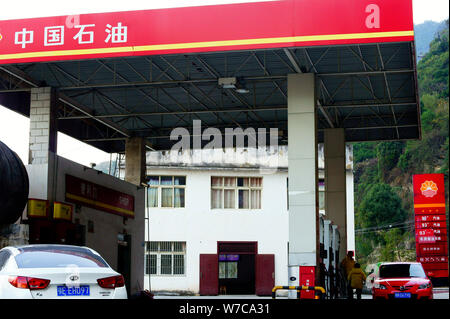 --FILE--voitures font la queue jusqu'à faire le plein à une station-service de la CNPC (China National Petroleum Corporation), la société mère de PetroChina, à Yichang city, c Banque D'Images