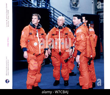 John H. Glenn et des membres de l'équipage, juin 1998. Artiste : Inconnu Banque D'Images