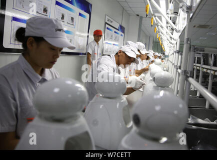 Des travailleurs chinois produisent des robots sur la chaîne de montage de la plus grande base de production pour des robots robotique PartnerX Shanghai Co., Ltd. à Changzhou Banque D'Images
