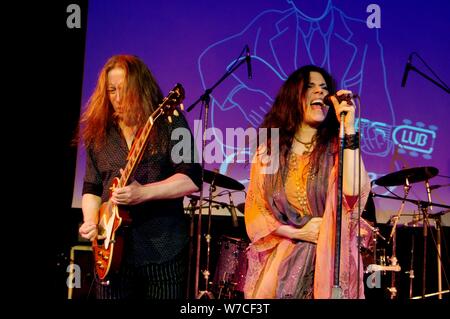 Sari Schorr et Innes Sibun, Hawth, Crawley, West Sussex, le 16 avril 2017. Artiste : Brian O'Connor. Banque D'Images