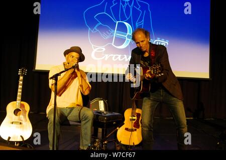 Guy Davis et Brooks Williams, Hawth, Crawley, West Sussex, le 14 novembre 2016. Artiste : Brian O'Connor. Banque D'Images