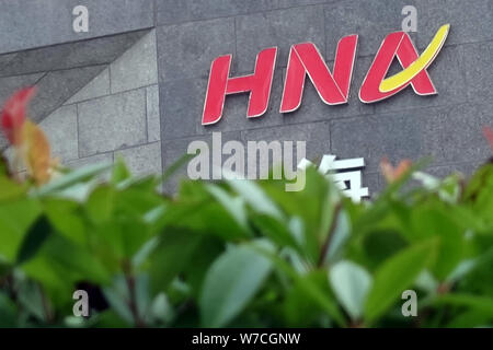 --FILE--un logo de HNA est représenté sur un immeuble de bureaux de HNA Group dans la ville de Qingdao, province de Shandong en Chine orientale, le 28 juillet 2017. Le ministr Banque D'Images
