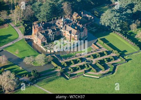 Madresfield Court, manoir de douves et jardin formel, Madresfield, Worcestershire, 2014. Créateur : Angleterre historique photographe personnel. Banque D'Images