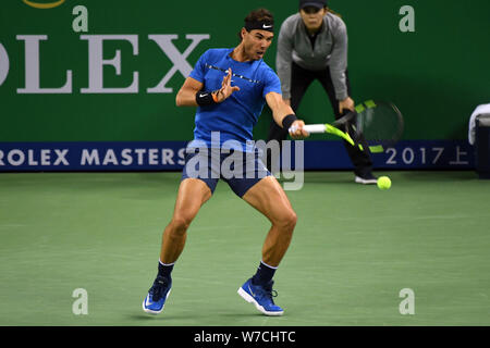 Rafael Nadal de l'Espagne renvoie un shot à Marin Cilic de Croatie dans sa demi-finale du simple messieurs au cours de la Shanghai Rolex Masters tennis tournament Banque D'Images