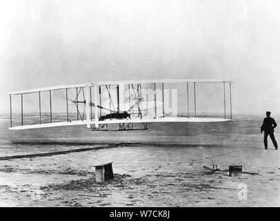 Wilbur et Orville Wright et le premier vol propulsé, Caroline du Nord, le 17 décembre 1903. Artiste : Inconnu Banque D'Images