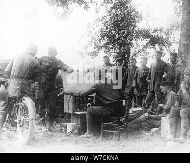 United States Army Signal Corps en France l'exploitation d'une station de radio sur le terrain, juillet 1918. Artiste : Inconnu Banque D'Images