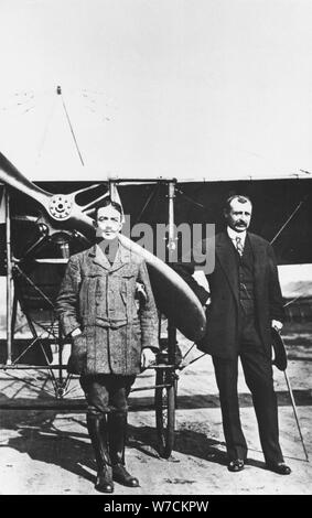 Louis Blériot (droite) 1872-1936, et l'aviateur français air français Adolphe Pegoud ace. Artiste : Inconnu Banque D'Images