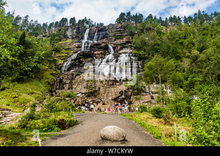 Cascade Tvindefossen,o Twinnefossen Trollafossen r, sur la route de flam près de Voss en Norvège. La cascade est de 152 m de haut Banque D'Images