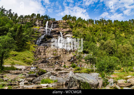 Cascade Tvindefossen,o Twinnefossen Trollafossen r, sur la route de flam près de Voss en Norvège. La cascade est de 152 m de haut Banque D'Images