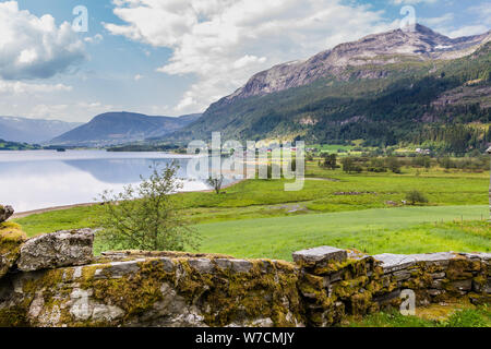 Lac de montagne paysage près de Voss en Norvège Banque D'Images