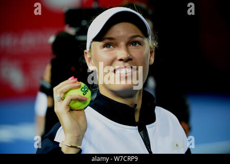 La joueuse de tennis danoise Caroline Wozniacki jette des balles de tennis avec ses autographes aux spectateurs après avoir annoncé son retrait du Prodential Hong Banque D'Images