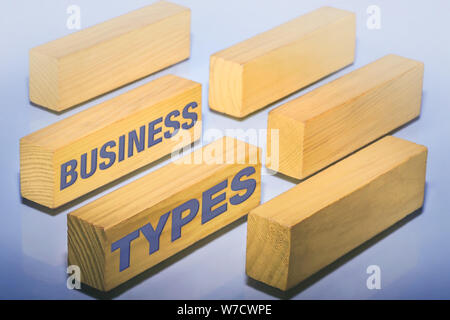 Types d'affaires montrant vide pièces de bois comme lieu pour les différentes entités juridiques. Banque D'Images