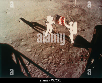 Armstrong et Aldrin se déployer le drapeau américain sur la lune, 1969. Artiste : Inconnu Banque D'Images