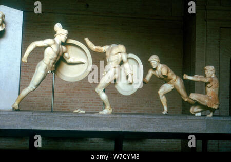 Reconstruction d'une partie du fronton est du Temple d'Aphaia, Egine, Grèce, C500 - 480 av. Artiste : Inconnu Banque D'Images