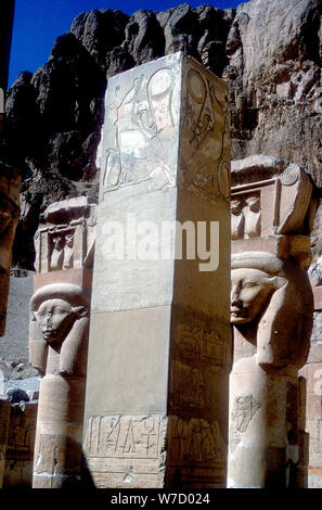 Hathor dirigé capitales dans la chapelle d'Hathor, Temple d'Hatshepsout, Luxor, Egypte, c 15ème centuryBC. Artiste : Inconnu Banque D'Images