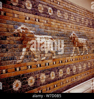 L'allégement de la brique d'un lion sur les murs de la Voie sacrée menant à la porte d'Ishtar, Babylone, c580 BC. Artiste : Inconnu Banque D'Images