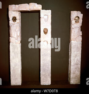 Portique avec crânes d'un sanctuaire celtique, Roquepertuse, France, 3 c - 2e siècle avant J.-C.. Artiste : Inconnu Banque D'Images