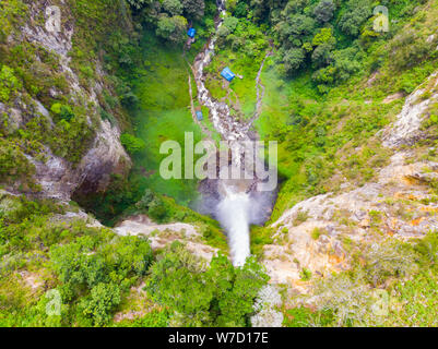 Vue aérienne de Sipiso piso cascade à Sumatra, en destination de voyage Berastagi et Lac Toba, en Indonésie. Banque D'Images