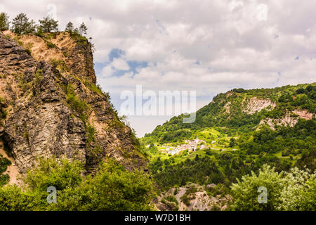 Le Mountainside tombé au Lago del Vajont, Frioul-Vénétie Julienne, Italie Banque D'Images