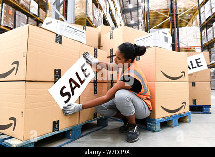 De 0001 SOUS EMBARGO MERCREDI 7 AOÛT EDITORIAL N'utilisez que le personnel de l'Amazon Fulfillment Center à Peterborough pour préparer et envoyer des fax forfait pour les clients comme Amazon annoncer une vente flash jusqu'à 50 % sur eux pour célébrer la Premier League date limite de transfert jour et leur première saison matchs live de radiodiffusion. Banque D'Images