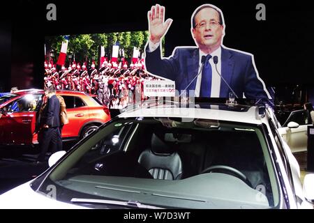 Une pancarte de l'ancien Président français François Hollande s'affiche sur une Citroën DS 6 vus au cours de la Shanghai Motor Show 2017 à Wuhan, central Ch Banque D'Images