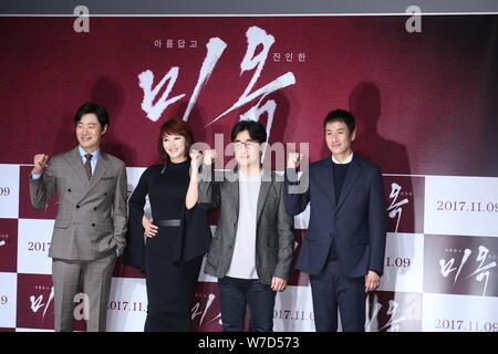 (De gauche) acteur sud-coréen Lee Hee-joon, Kim Hye-soo, actrice, directeur Lee Un-gyu et l'acteur Lee Sun-kyun assister à une conférence de presse pour leur nouveau m Banque D'Images