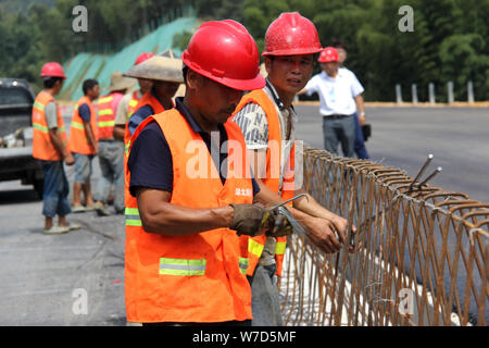 --FILE--travail travailleurs chinois sur le site de construction de l'autoroute de l'Yiyang-Loudi au cours de la fête nationale et Fête de la maison de vacances dans le centre Banque D'Images