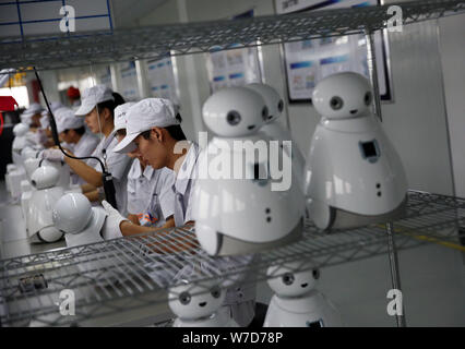 Des travailleurs chinois produisent des robots sur la chaîne de montage de la plus grande base de production pour des robots robotique PartnerX Shanghai Co., Ltd. à Changzhou Banque D'Images