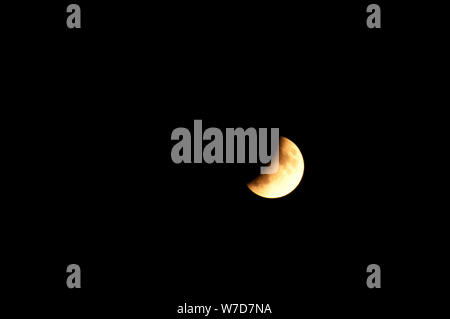 Éclipse partielle de la lune, stade précoce Banque D'Images