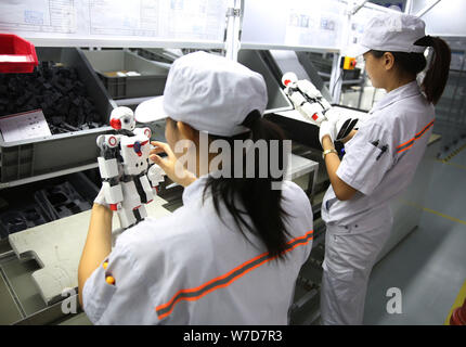 Des travailleurs chinois produisent des robots sur la chaîne de montage de la plus grande base de production pour des robots robotique PartnerX Shanghai Co., Ltd. à Changzhou Banque D'Images