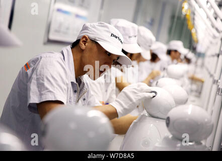 Des travailleurs chinois produisent des robots sur la chaîne de montage de la plus grande base de production pour des robots robotique PartnerX Shanghai Co., Ltd. à Changzhou Banque D'Images