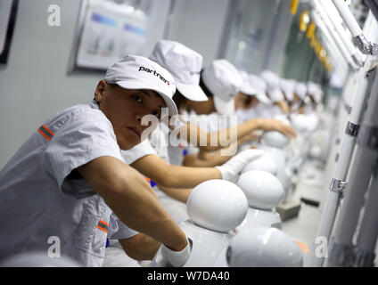 Des travailleurs chinois produisent des robots sur la chaîne de montage de la plus grande base de production pour des robots robotique PartnerX Shanghai Co., Ltd. à Changzhou Banque D'Images