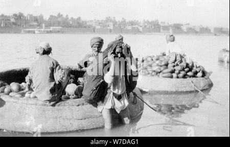 Bateaux fluviaux chargés de melons, Tigre, 1917-1919. Artiste : Inconnu Banque D'Images