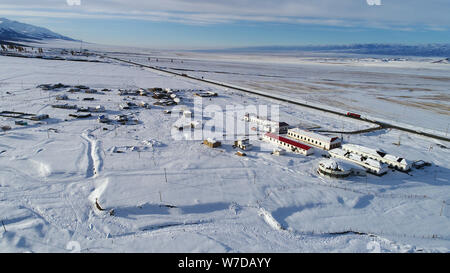 Les manteaux de neige sur le versant nord de la partie orientale de la Tian Shan (''Montagne du ciel'') dans la montagne du comté de Balikun, Hami, ville du nord-ouest de la Chine" Banque D'Images