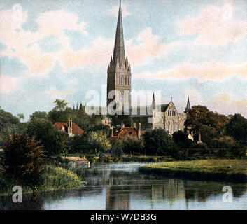 La cathédrale de Salisbury vue de la rivière Avon, Salisbury, Wiltshire, au début du xxe siècle. Artiste : Inconnu Banque D'Images