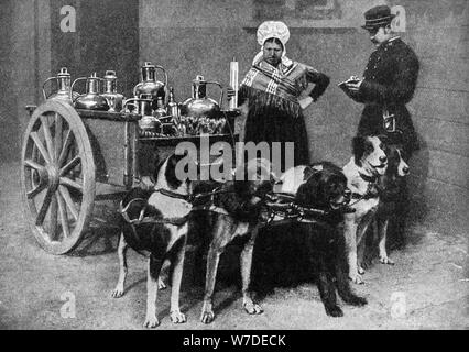 Un milkwoman avec un inspecteur du gouvernement, Belgique, 1922. Artiste : Inconnu Banque D'Images