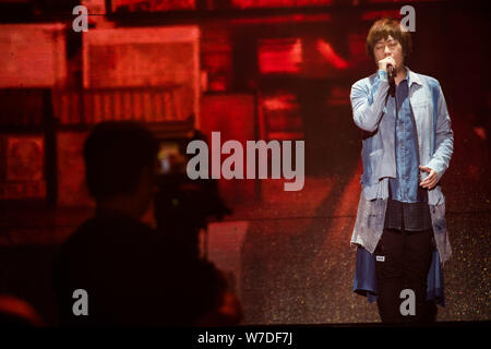 Chen Hsin-hung, mieux connu sous son nom de scène Ashin, rock band taïwanais de Mayday, fonctionne à la vie d' 2017 Concert à Shanghai, à l'est Chin Banque D'Images