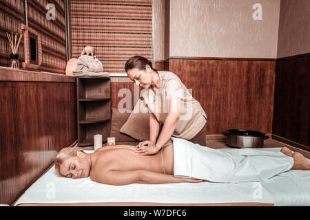 Relaxed woman obtenir son massage du dos faible. Banque D'Images