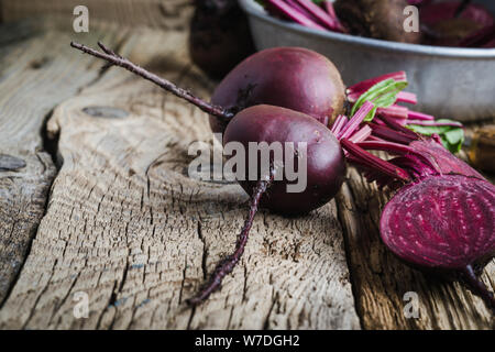 Les frais betterave sur table rustique en bois, de l'alimentation à base de plantes, produits locaux, Close up. Des légumes bio et sain de manger végétalien, temps de récolte Banque D'Images