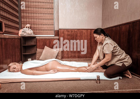 Au cours de son sommeil presque femme Huile de massage. Banque D'Images