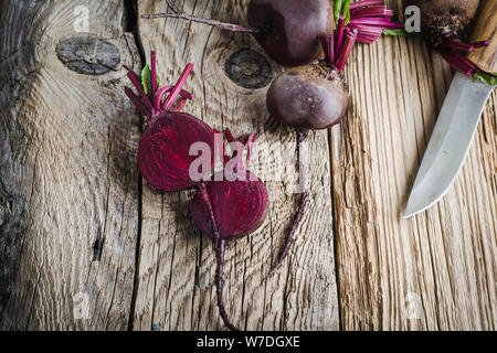 Les frais betterave sur table rustique en bois, de l'alimentation à base de plantes, produits locaux, Close up. Des légumes bio et sain de manger végétalien, temps de récolte Banque D'Images