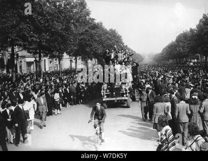 Le jour de la Victoire en Europe, l'Avenue des Champs-Elysées, Paris, le 8 mai 1945. Artiste : Inconnu Banque D'Images