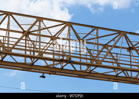 Construction d'un bâtiment élevé avec une grue. La construction du bâtiment à l'aide de coffrage. Banque D'Images