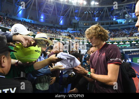Alexander Zverev de l'Allemagne signe des autographes pour les fans après avoir battu Aljaz Bedene de l'Angleterre dans leur deuxième match du masculin au cours de Banque D'Images