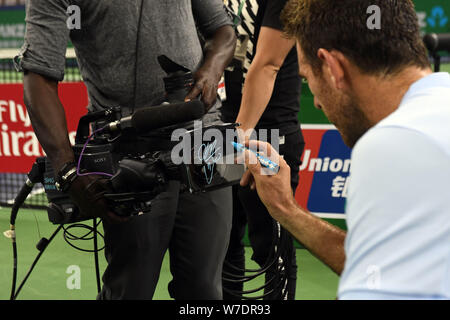 Juan Martin del Potro de l'Argentine, signe des autographes pour un fans après avoir battu Nikoloz Basilashvili de Géorgie dans leur premier match du péché des hommes Banque D'Images