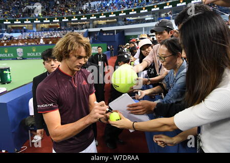 Alexander Zverev de l'Allemagne signe des autographes pour les fans après avoir battu Aljaz Bedene de l'Angleterre dans leur deuxième match du masculin au cours de Banque D'Images