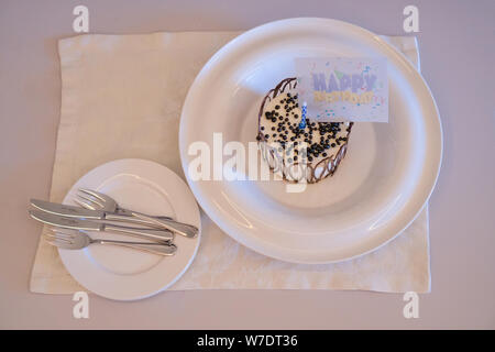 La Russie, Bolgar - Juin 09, 2019 Gali Kol Resort&Spa : Gâteau au chocolat blanc dans une assiette blanche avec l'inscription 'Happy Birthday'. Cadeau gâteau de t Banque D'Images