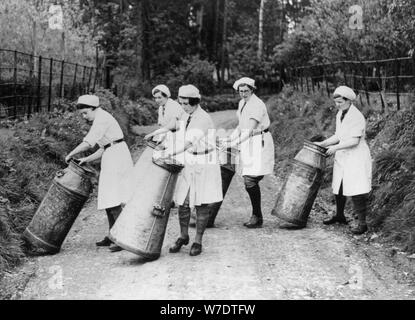 Les femmes le barattage du lait, c1940s( ?). Artiste : Inconnu Banque D'Images