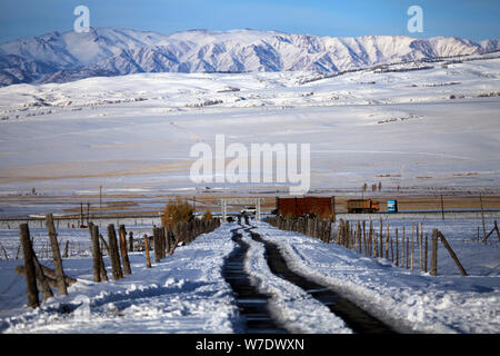 Les manteaux de neige sur le versant nord de la partie orientale de la Tian Shan (''Montagne du ciel'') dans la montagne du comté de Balikun, Hami, ville du nord-ouest de la Chine" Banque D'Images